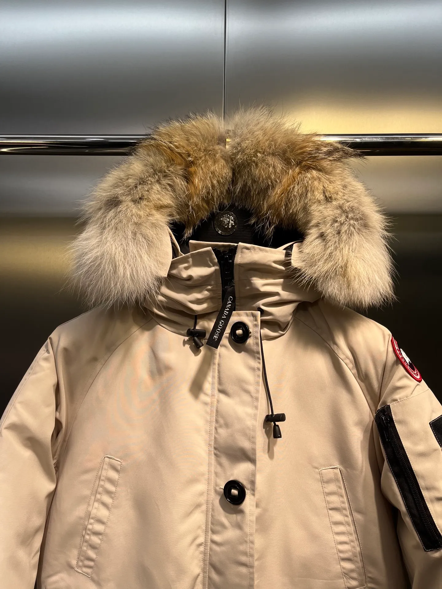 P780 CANADA GOOES 02 model Chilliwa bomber jacket 02 model, chosen by Arctic and Antarctic scientific expedition teams as their cold-proof equipment, the Rolls-Royce of down jackets. ➖ Industry-leading anti-counterfeiting chip sensing. ➖ Imported Behringer embroidery machines and customized embroidery labels, the highest level and industry leading. ➖ Imported Korean 21-count polyester-cotton blended original fabric, TC85 waterproof coated fabric, water-repellent, windproof and wear-resistant. ➖ The new national standard 80 white duck down is filled with an average of 520 grams of down. The amount of down filled is industry-leading. ➖ 100% nylon lon lining with double double-layer sealing design to prevent velvet running, seamless thread design on cuffs! ➖ Western Canadian Green Wolf Collar. ➖ Yoshida YKK provides original factory-customized electroplated sliders. YKK two-way lockable zippers are tight and smooth and do not peel off paint. ➖ 3M composite Velcro is durable and the accessories and hardware are all custom-made. Note: Our copywriting is only simple and clear. Instead of bragging about the copywriting, it is better to compare and understand with samples. Only for the purest, most focused, most professional, highest quality, and highest sex!  size：xs-xl